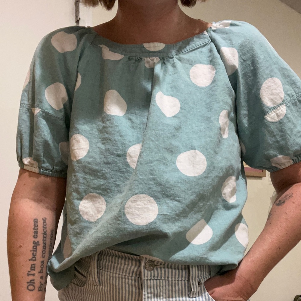 Adorable loft top! Size small. Linen blend